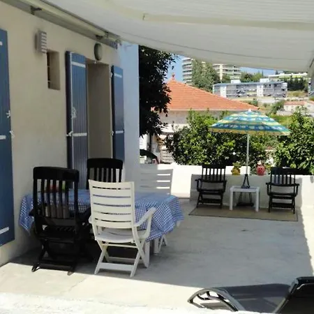 Moderne A Avec Jardin Et Terrasse