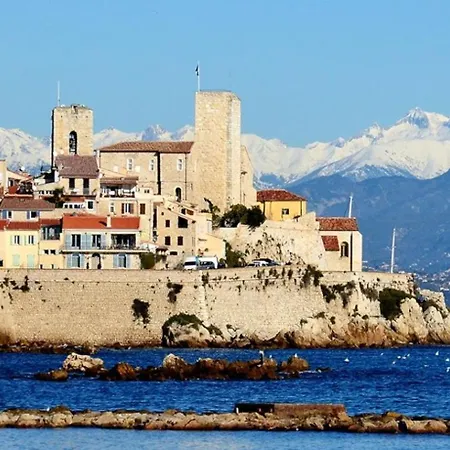 Appartement Moderne A Avec Jardin Et Terrasse Antibes