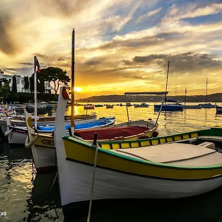 Moderne A Avec Jardin Et Terrasse