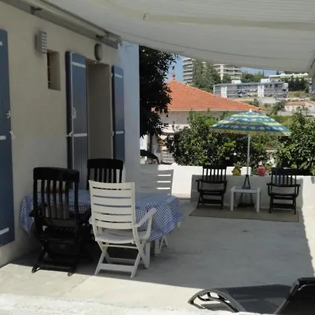 Moderne A Avec Jardin Et Terrasse