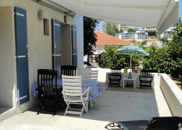 Moderne A Avec Jardin Et Terrasse